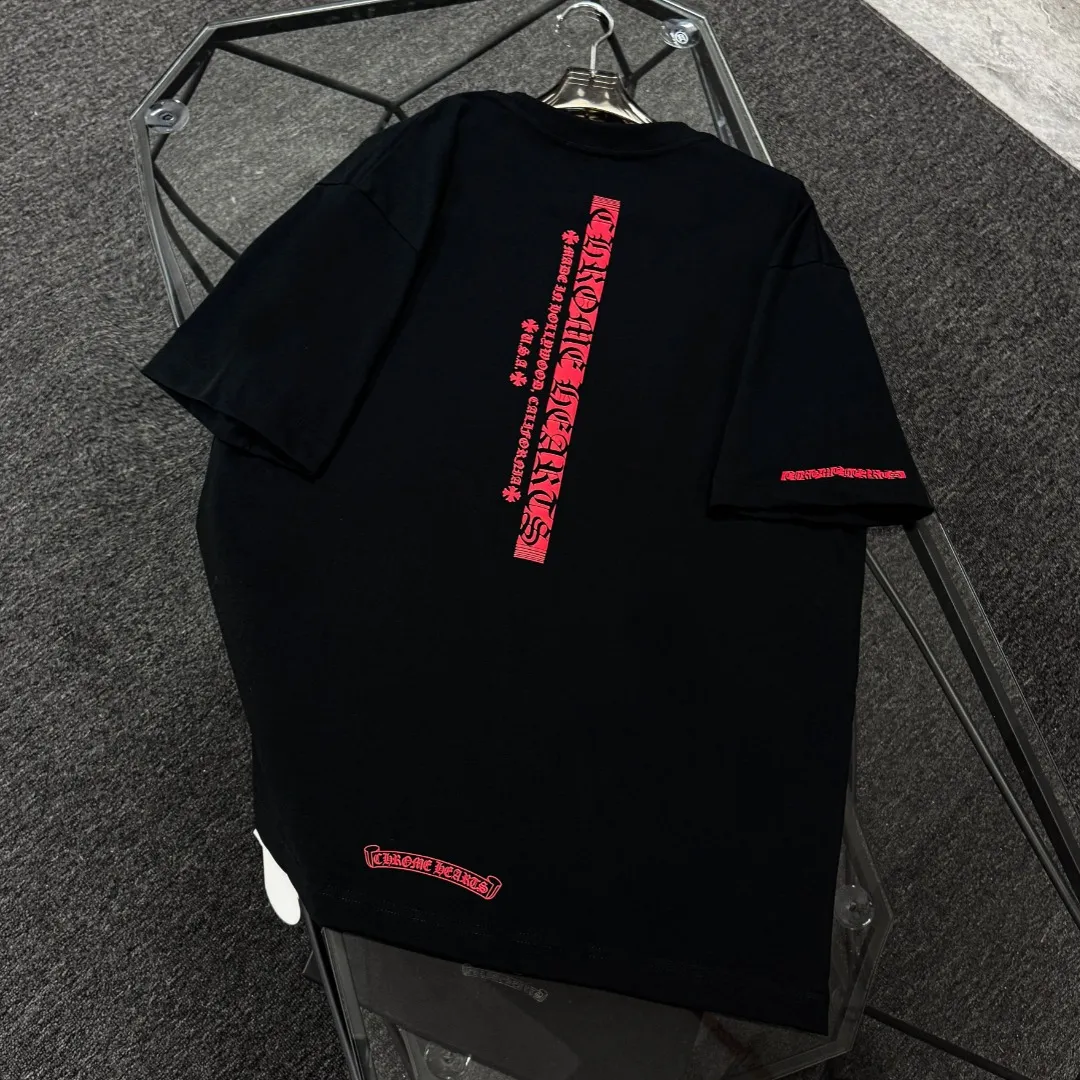 P170 Chrome Hearts Chrome Hearts 25 high version. The fabric is made of 300 grams of high-density pure cotton. It does not deform or shrink. It has three labels. It is the same style for men and women. Technology: suede foam printing. Color: white, black. SIZE: S-XL.